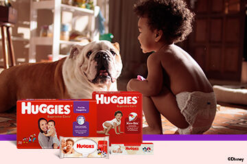 Bebê usando fralda Huggies Supreme Care.