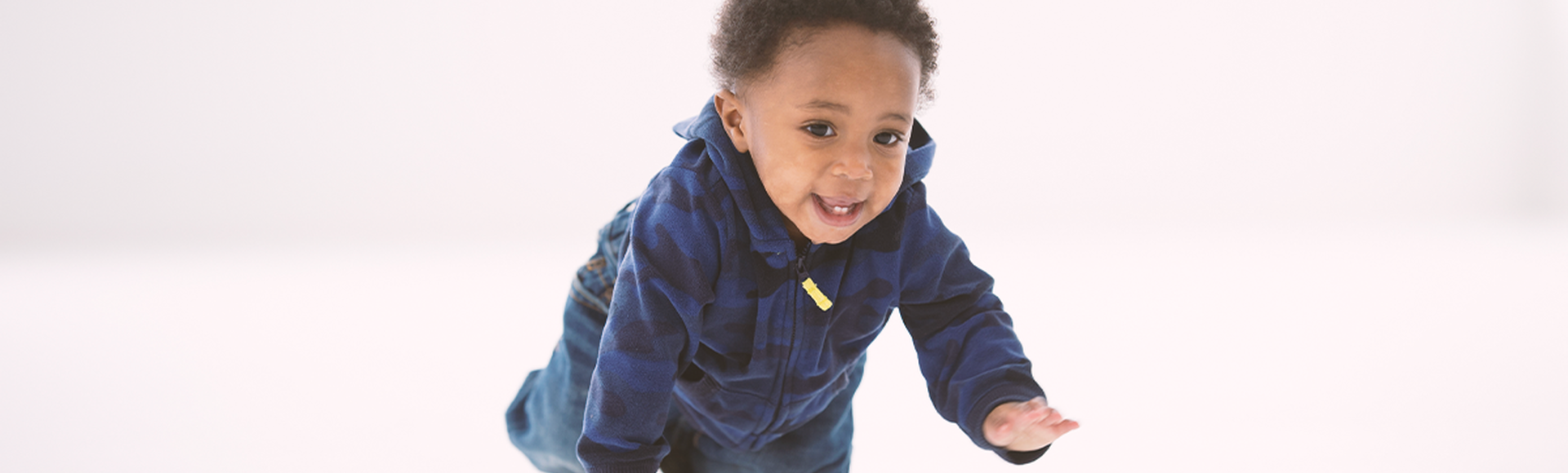 Dicas de como ajudar o bebê a engatinhar