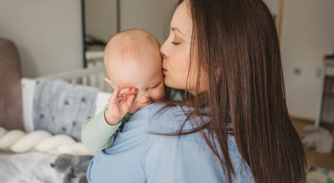 Bebê no colo da mãe