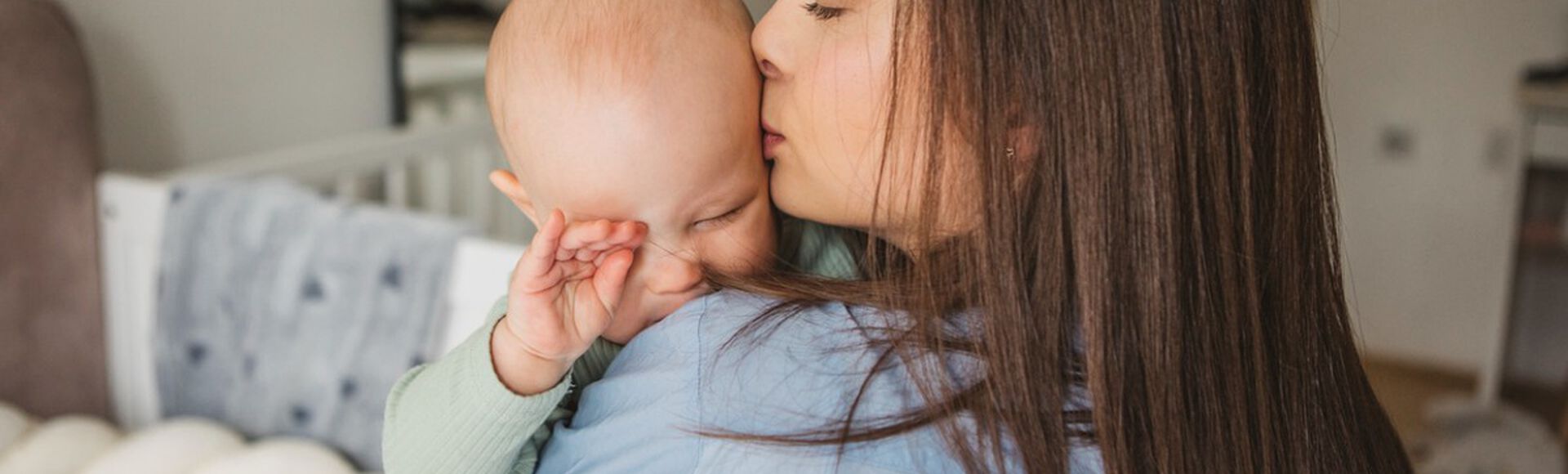 Bebê no colo da mãe