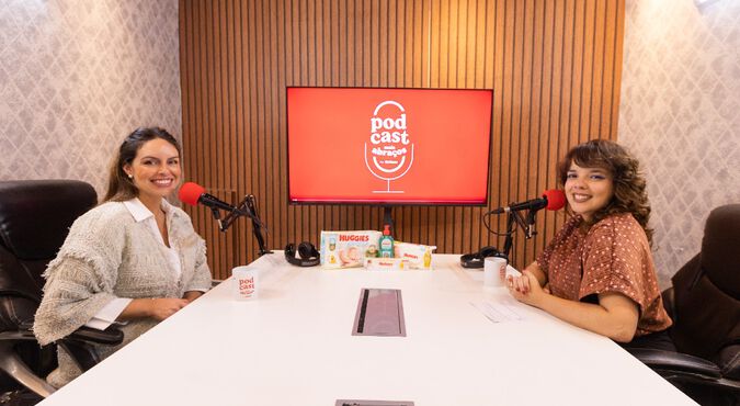 Foto da gravação do podcast Mais Abraços em que aparecem Dani Arrais e Rebeca Gerhardt.