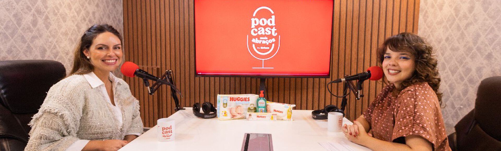 Podcast Mais Abraços | Seus Abraços Inspiram os Nossos Huggies® Brasil Foto da gravação do podcast Mais Abraços em que aparecem Dani Arrais e Rebeca Gerhardt.