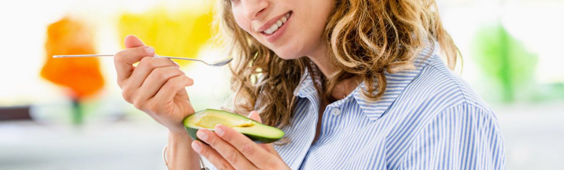 Mulher comendo abacate