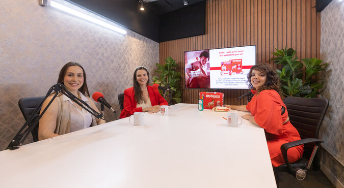 Foto da gravação do podcast Mais Abraços em que aparecem Dani Arrais, Milena Reinart e Juliana Nardelli.