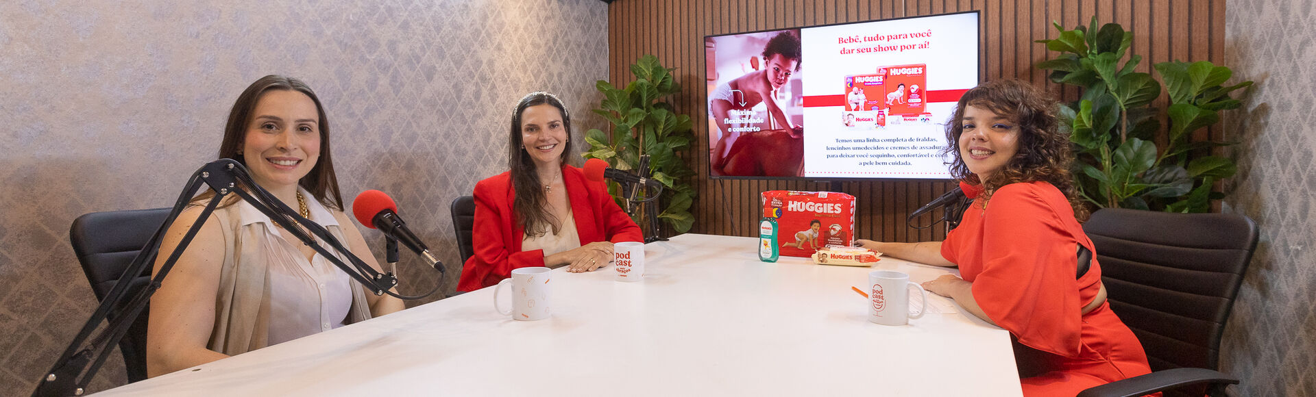 Foto da gravação do podcast Mais Abraços em que aparecem Dani Arrais, Milena Reinart e Juliana Nardelli.