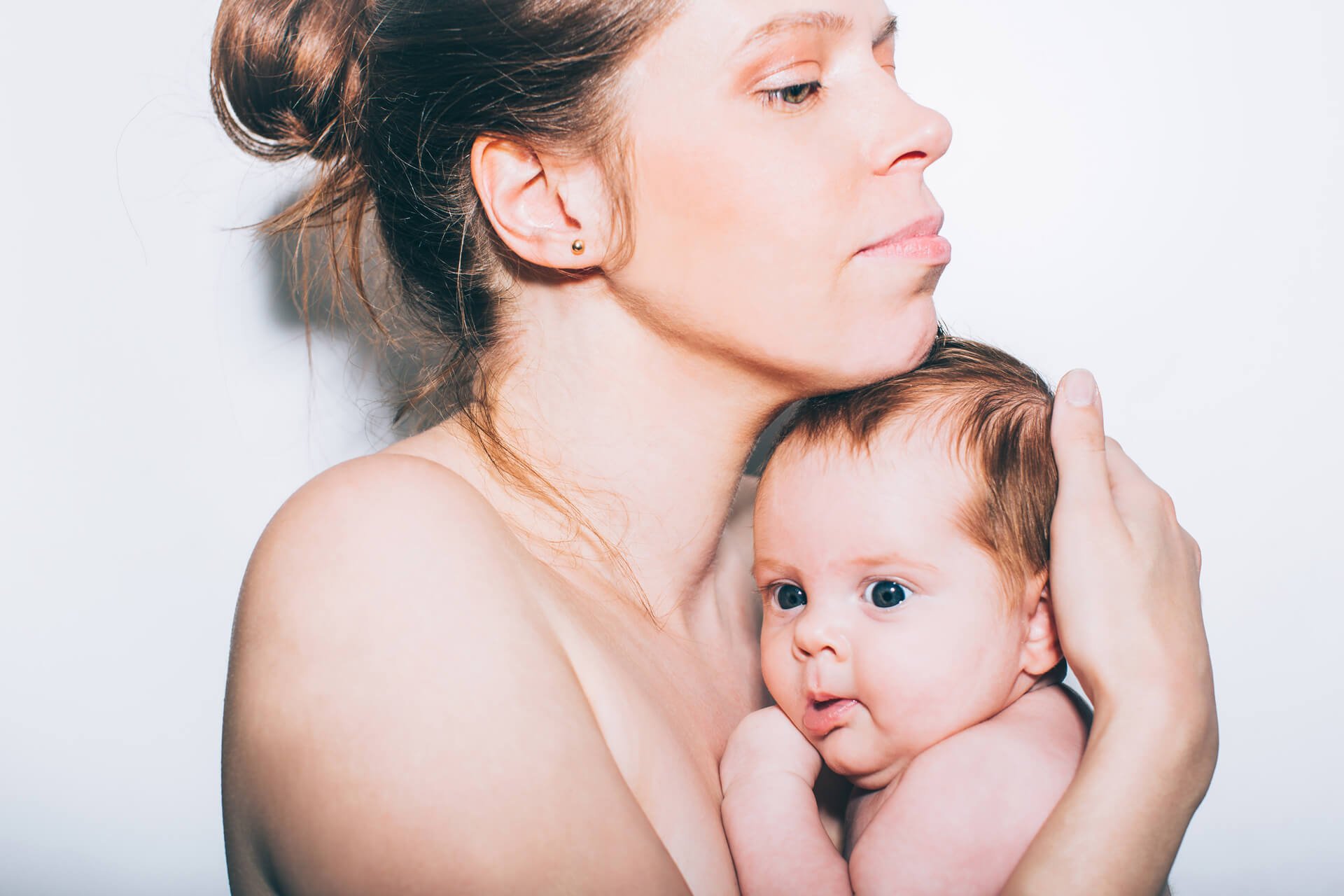 Bebê recebe abraço canguru da mamãe