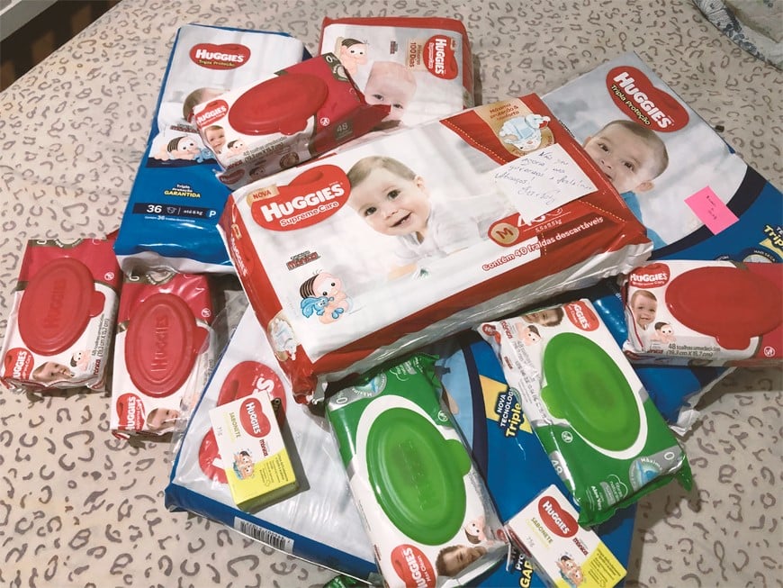 Fraldas e lenço umedecidos da Huggies