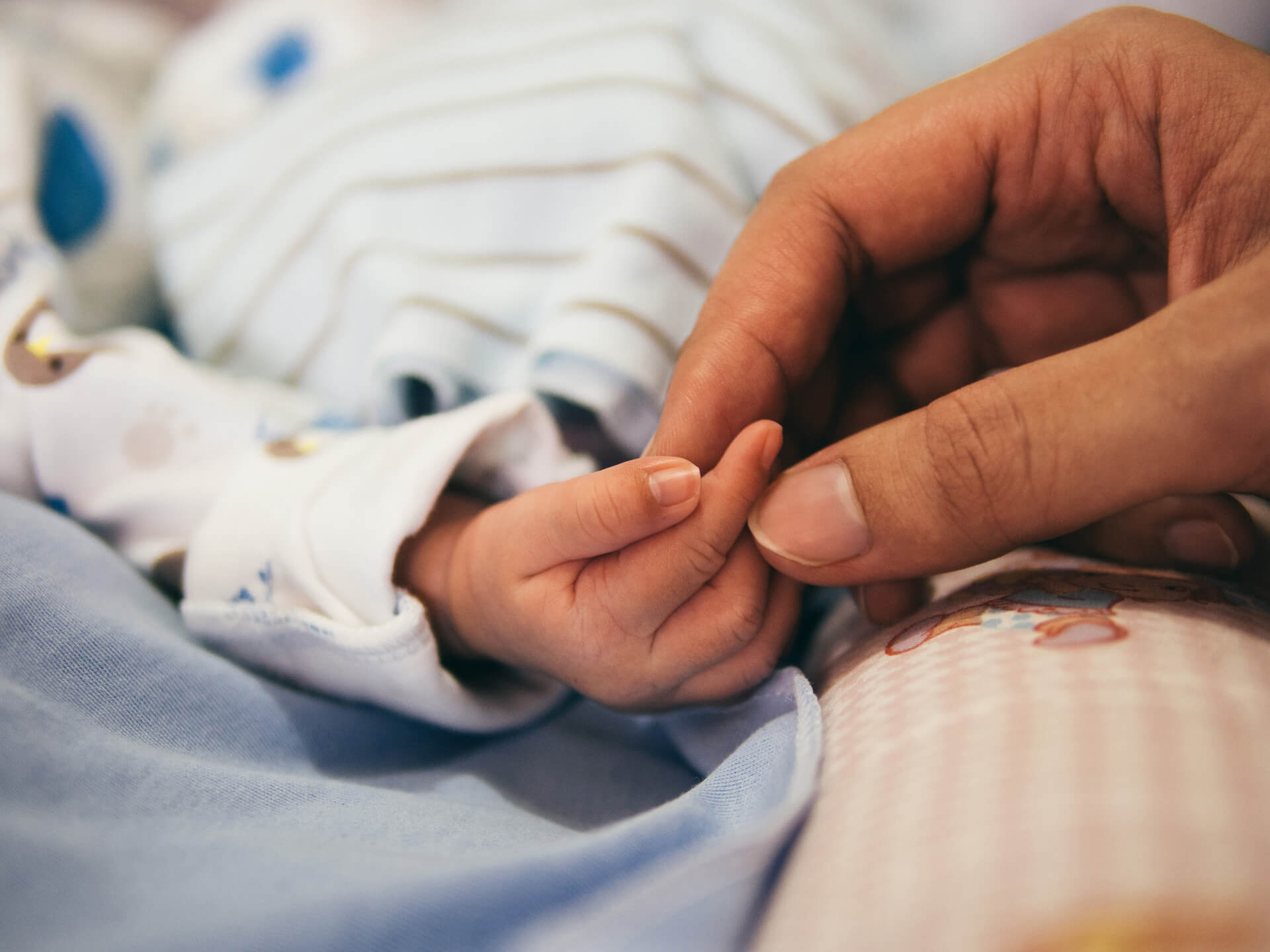 Mãe monitora a temperatura do seu bebê