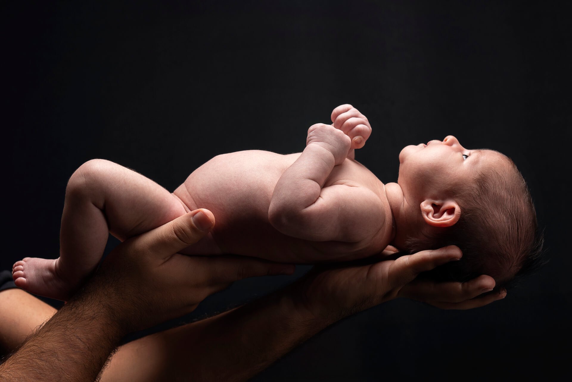 Abraço tipo aconchego, cegurar o bebê com as suas mãos