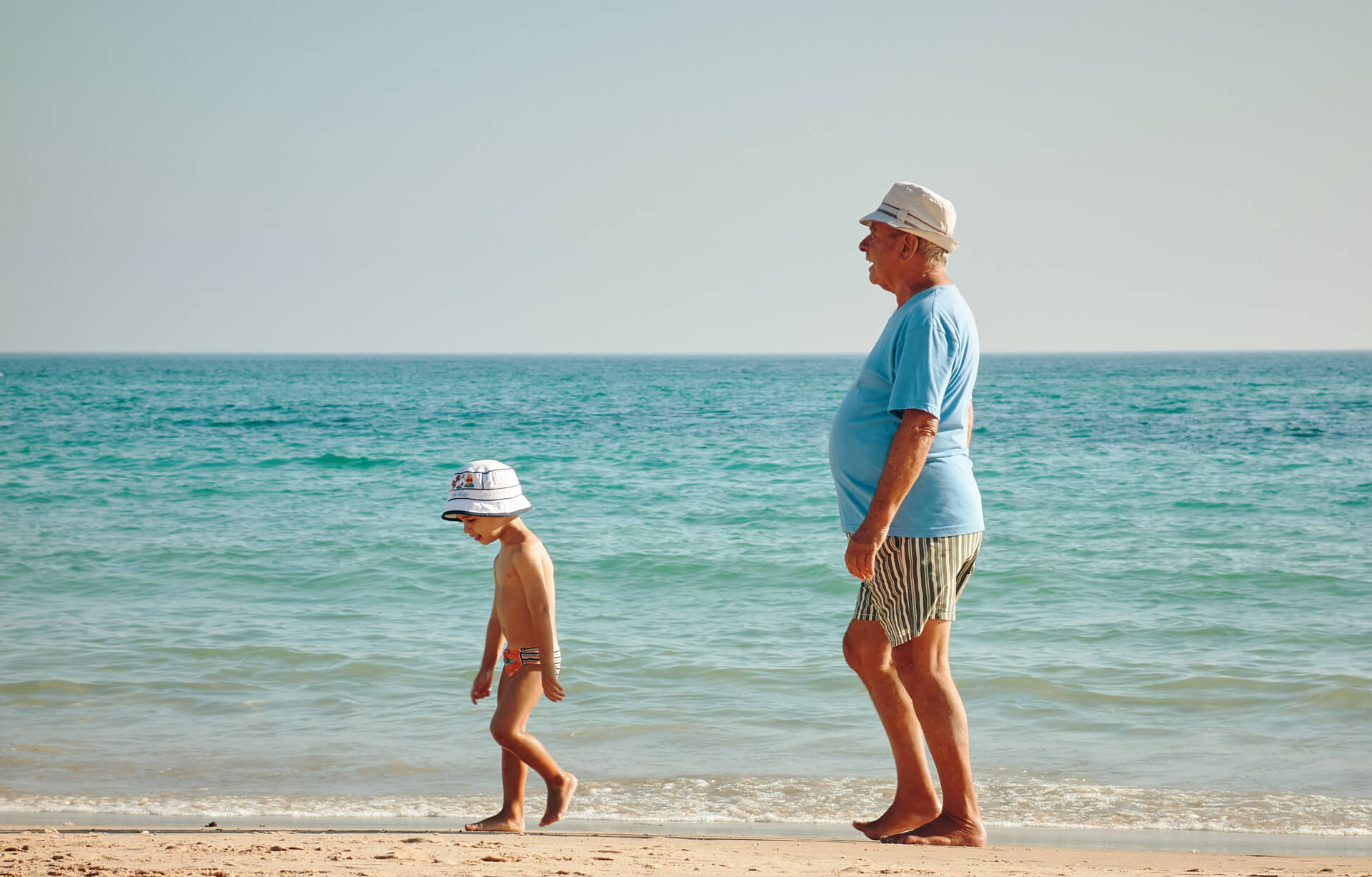 Homem e mulher na praia

Descrição gerada automaticamente