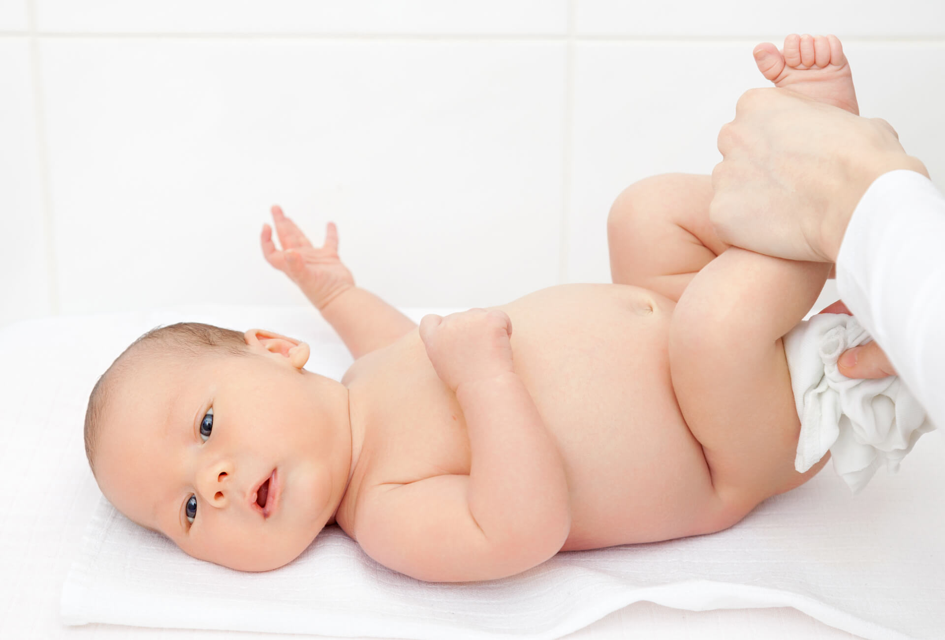 É uma inflamação da pele que pode ser relacionada às fraldas úmidas, não trocar a fralda com a frequência adequada, a sensibilidade da pele do seu bebê ou, inclusive, o atrito da fralda com a pele. 