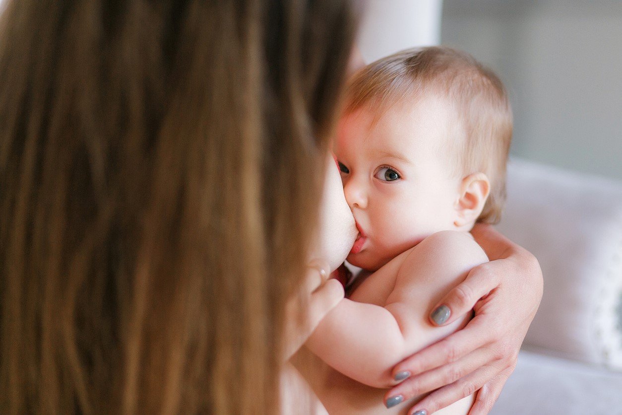 Mãe amamentando bebê