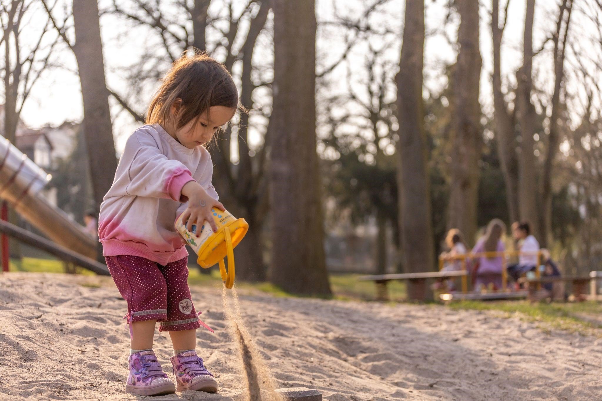 Criança brincando no parque