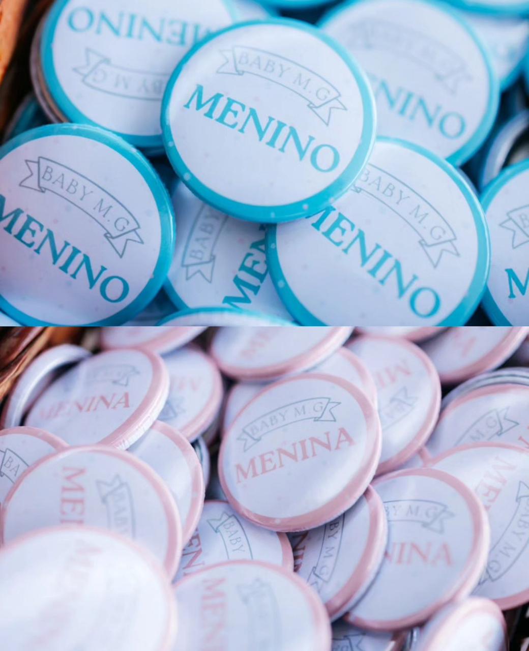 Montagem com duas fotos com broches para chá revelação. A primeira tem broches com a palavra “menino” e a segunda, “menina