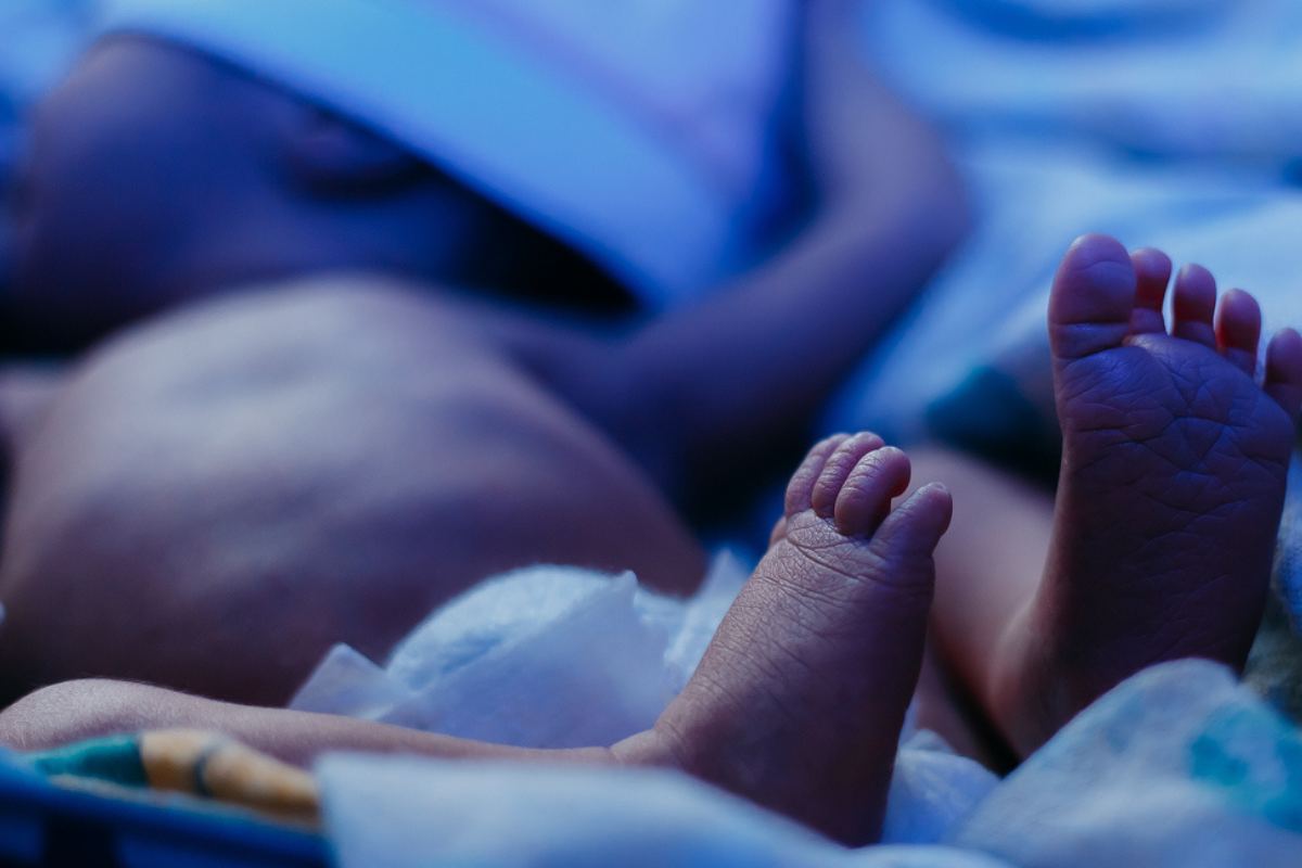 Pernas e pes de bebe recebendo banho de luz